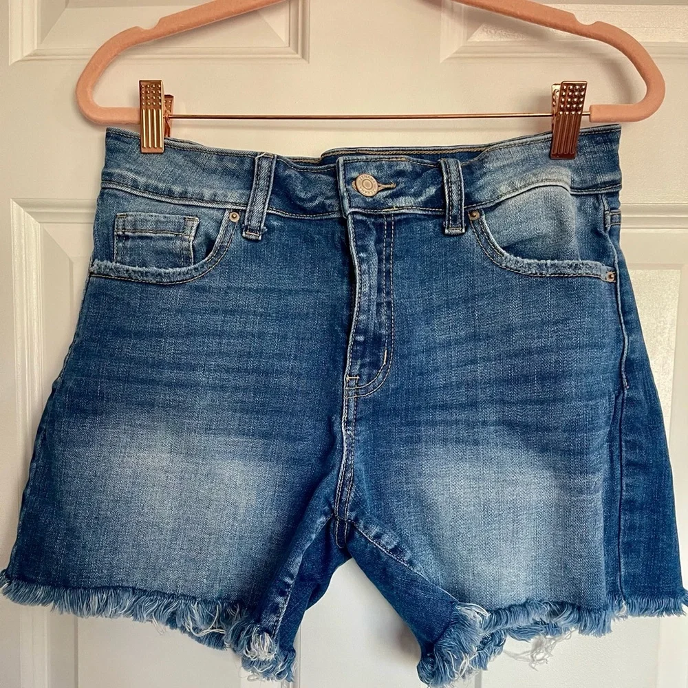 Zenana Medium Wash High Rise Frayed Hem Denim Shorts Size M - Picture 2 of 4